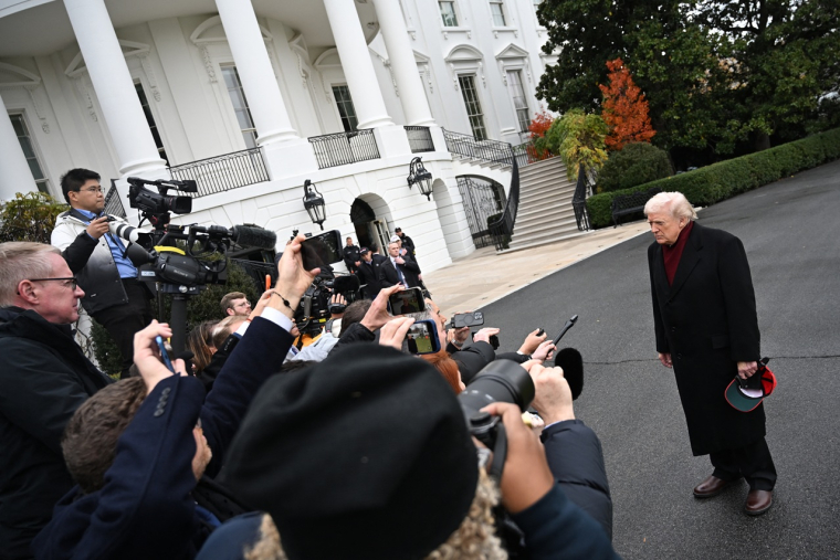 Le président des États-Unis, Donald Trump, a pris la parole devant les journalistes sur la pelouse sud de la Maison-Blanche, à Washington, le 22 novembre 2025, juste avant d’embarquer à bord de Marine One. (Photo : Alex Wroblewski / AFP)