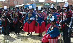 Des indigènes arborant sur leurs chapeaux l’inscription "Police syndicale" assistent à une réunion des dirigeants des "Ponchos rouges" à Tilata, dans le département de La Paz, en Bolivie, le 18 juin 2026 ( AFP / AIZAR RALDES )