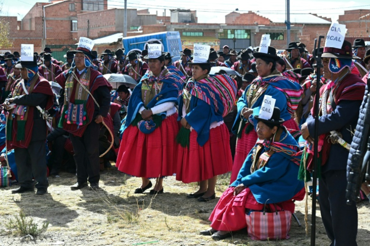Des indigènes arborant sur leurs chapeaux l’inscription "Police syndicale" assistent à une réunion des dirigeants des "Ponchos rouges" à Tilata, dans le département de La Paz, en Bolivie, le 18 juin 2026 ( AFP / AIZAR RALDES )