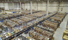 Vue générale d'un des entrepôts logistiques du détaillant de matériel informatique LDLC à Saint-Quentin-Fallavie, près de Lyon