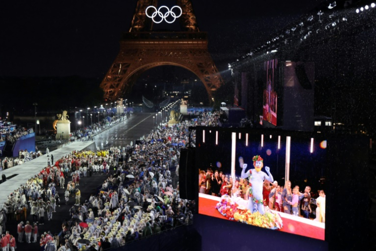 La scène de Dionysos sur un écran géant lors de la cérémonie d'ouverture des Jeux de Paris, le 26 juillet 2024 ( POOL / Ludovic MARIN )