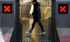 Un homme marche dans la station de métro Arts et Métiers à Paris