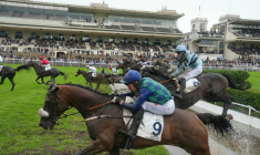 Le cheval pur-sang Sel Jem, monté par le  jockey français Johnny Charron (au premier plan), remporte le Grand Steeple-Chase de Paris, le 17 mai 2026 à Auteuil ( AFP / Dimitar DILKOFF )