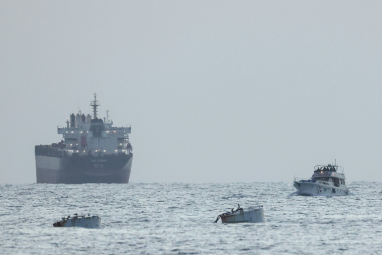 Un bateau appartenant à la "flotille pour Gaza", intercepté par la marine israélienne, est dirigé vers un port d'Israël, le 19 mai 2026. ( AFP / Jack GUEZ )