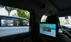 Un robotaxi sans conducteur développé par Baidu circule dans une rue de Wuhan, dans la province du Hubei, le 1er août 2024 dans le centre de la Chine ( AFP / Pedro PARDO )