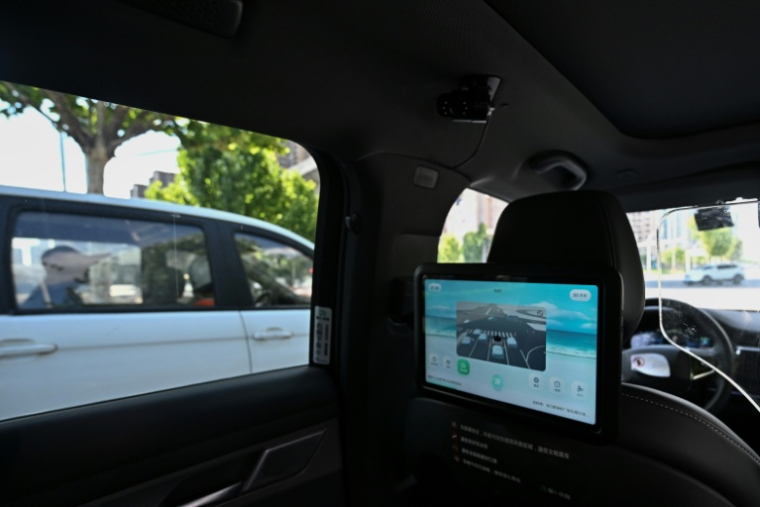 Un robotaxi sans conducteur développé par Baidu circule dans une rue de Wuhan, dans la province du Hubei, le 1er août 2024 dans le centre de la Chine ( AFP / Pedro PARDO )