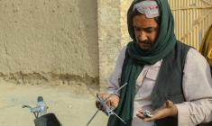 Un homme montre des fragments d'un obus de mortier tiré devant une maison endommagée à Chaman le 6 décembre 2025, suite à des tirs transfrontaliers nocturnes entre le Pakistan et l'Afghanistan ( AFP / Abdul BASIT )