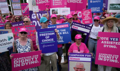 Des militants en faveur d'une modification de la loi sur l'aide médicale à mourir pour les personnes en phase terminale manifestent devant le palais de Westminster, siège du Parlement, le 16 mai 2025 à Londres ( AFP / CARLOS JASSO )