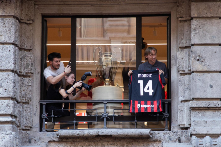 Un Ballon d'or accueilli en héros à Milan