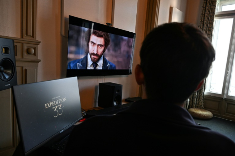 Un employé joue au nouveau jeu vidéo "Clair Obscur, Expedition 33" au siège du studio Sandfall Interactive, le 10 avril 2025 à Montpellier, dans l'Hérault ( AFP / GABRIEL BOUYS )