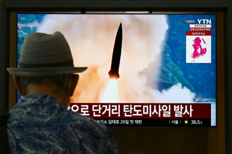 Des images d'archives d'un tir de missile nord-coréen diffusées lors d'un reportage sur un écran dans une gare de Séoul, le 6 août 2026 ( AFP / GREG BAKER )