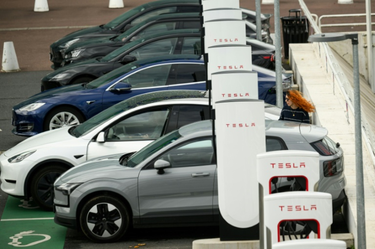 Des voitures électriques en rechargement à Saint-Herblain, le 15 avril 2026 en Loire-Atlantique ( AFP / Loic VENANCE )
