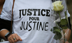 Une personne participe à une marche blanche à la mémoire de Justice Vayrac, le 6 novembre 2022 à Saint-Céré, dans le Lot ( AFP / Valentine CHAPUIS )