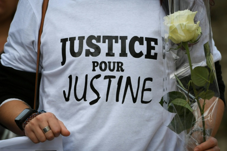 Une personne participe à une marche blanche à la mémoire de Justice Vayrac, le 6 novembre 2022 à Saint-Céré, dans le Lot ( AFP / Valentine CHAPUIS )