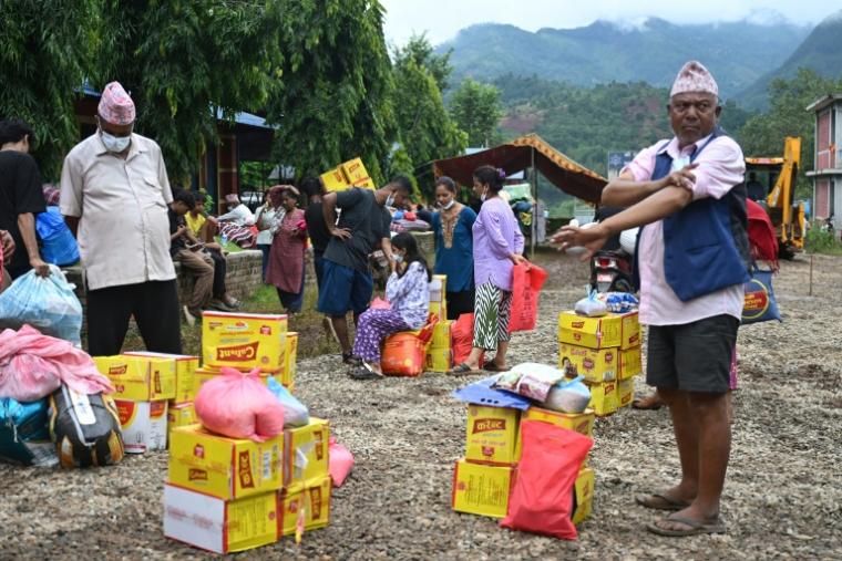 Des rescapés de la crue dévastatrice se rassemblent pour recevoir une aide dans un camp à Devighat, dans le district de Nuwakot au Népal, le 3 septembre 2026 ( AFP / Arun SANKAR )
