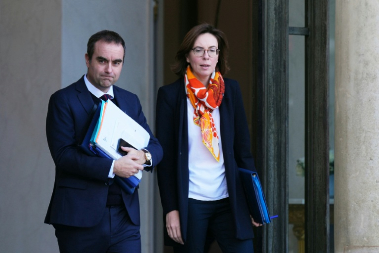 Le Premier ministre Sébastien Lecornu et la ministre des Comptes publics Amélie de Montchalin au palais de l'Elysée le 17 décembre 2025 ( AFP / Dimitar DILKOFF )
