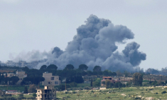 La fumée de frappes aériennes israéliennes dans le sud du Liban, le 10 avril 2026 ( AFP / Jalaa MAREY )