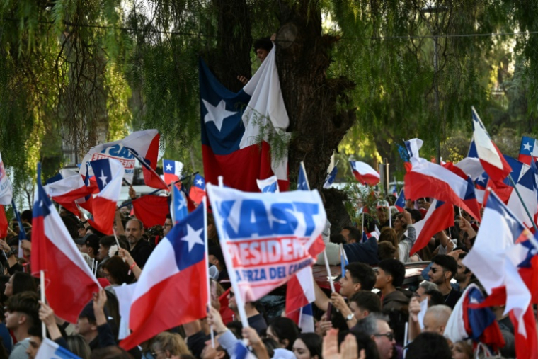 Des partisans du candidat d'extrême droite José Antonio Kast célèbrent l'annonce de la victoire de ce dernier à l'issue du second tour de la présidentielle, à Santiago, le 14 décembre 2025 ( AFP / EITAN ABRAMOVICH )