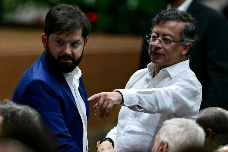 Le président du Chili, Gabriel Boric (à gauche), discute avec son homologue colombien, Gustavo Petro, avant le sommet des dirigeants organisé en prélude à la COP30 à Belem, au Brésil, le 6 novembre 2025. ( AFP / Pablo PORCIUNCULA )