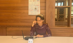 Photo prise et diffusée le 22 octobre 2026 par le porte-parole du président de Birmanie montre la dirigeante déchue Aung San Suu Kyi en train de parler au téléphone avec son fils cadet, Kim Aris ( Spokesperson for the President of the Republic of the Union of Myanmar / Handout )