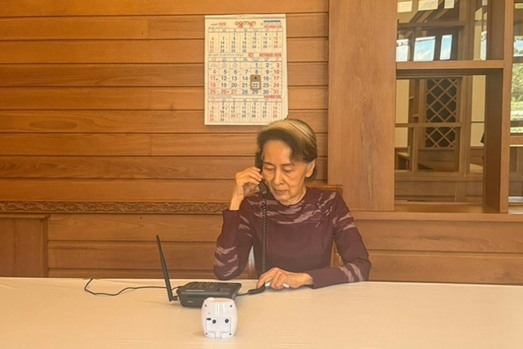 Photo prise et diffusée le 22 octobre 2026 par le porte-parole du président de Birmanie montre la dirigeante déchue Aung San Suu Kyi en train de parler au téléphone avec son fils cadet, Kim Aris ( Spokesperson for the President of the Republic of the Union of Myanmar / Handout )