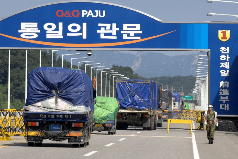 Des camions d'aide humanitaire près de la frontière inter-coréenne de Paju, en 2007 (illustration) ( AFP / JUNG YEON-JE )