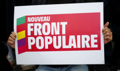 Une personne tient une pancarte avec le logo du Nouveau Front Populaire (NFP)