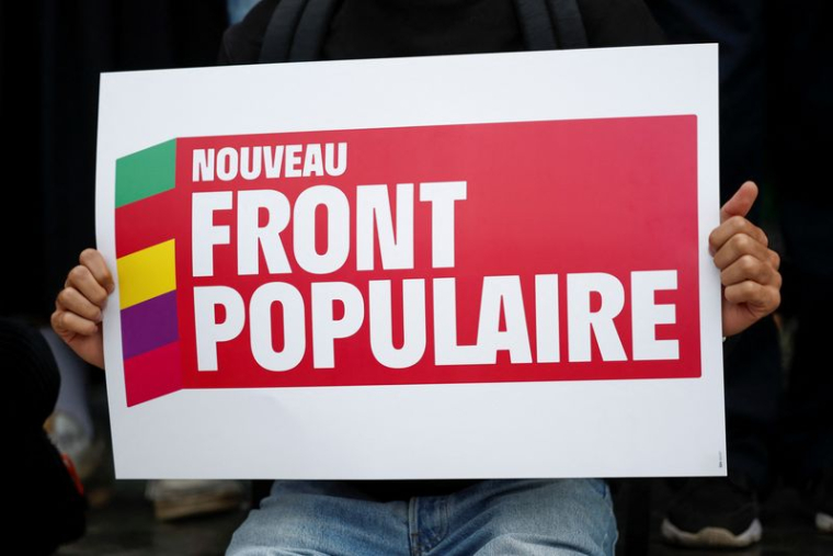 Une personne tient une pancarte avec le logo du Nouveau Front Populaire (NFP)