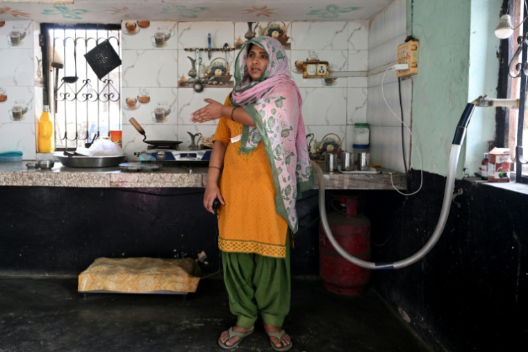 L'agricultrice Gauri Devi, qui cuisine en utilisant du biogaz issu de bouse de vache, lors d'un entretien avec l'AFP à son domicile dans le district de Bulandshahr, dans l'Uttar Pradesh, le 24 avril 2026 en Inde ( AFP / Arun SANKAR )