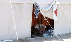 Un homme assis dans une tente d'un camp de déplacés à Aden, le 4 novembre 2025 au Yémen ( AFP / Saleh Al-OBEIDI )