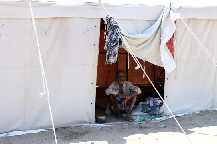 Un homme assis dans une tente d'un camp de déplacés à Aden, le 4 novembre 2025 au Yémen ( AFP / Saleh Al-OBEIDI )