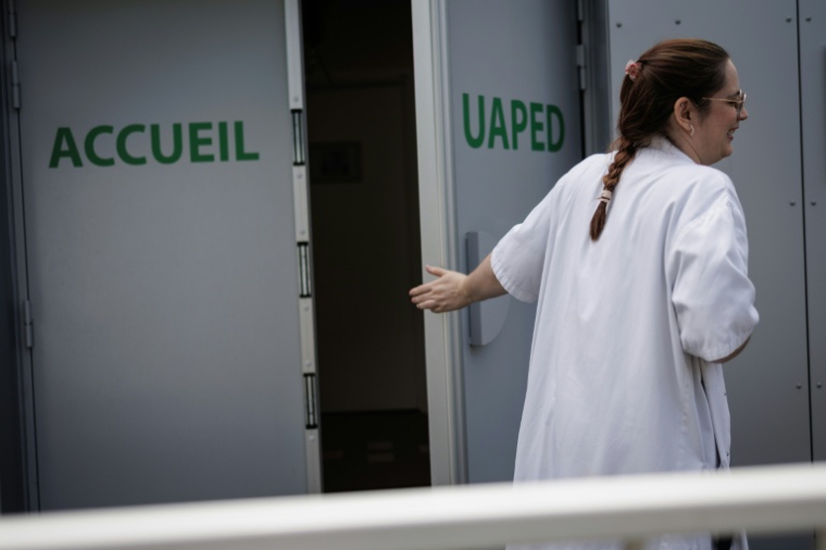 Céline Cazaux, infirmière, sort de l'unité d'accueil pour enfants en Danger (Uaped) installée dans le centre hospitalier sud francilien (CHSF) à Corbeil-Essonnes, près de Paris, le 30 juin 2026 ( AFP / Simon WOHLFAHRT )