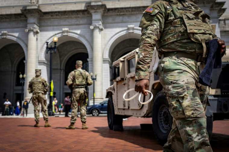 Des gardes nationaux devant la principale gare de Washington, le 14 août 2025 ( AFP / Jim WATSON )