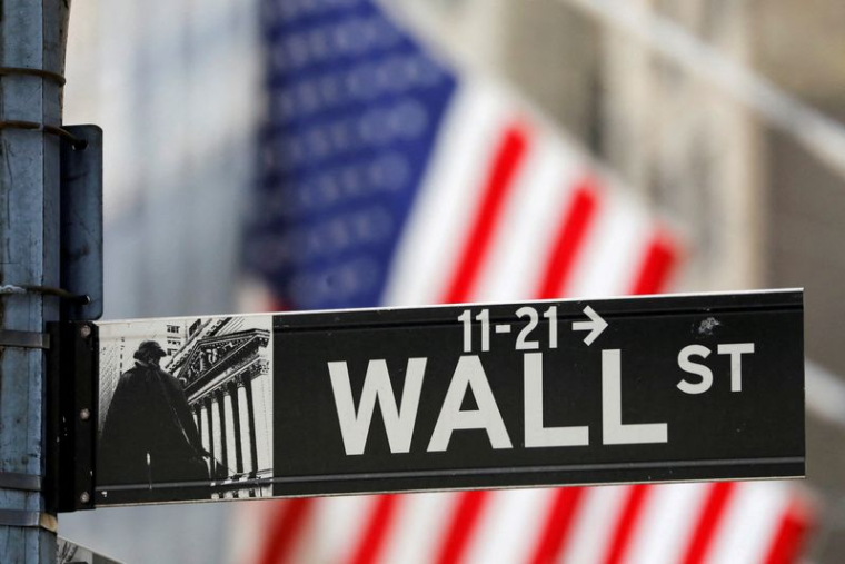 Un panneau indiquant « Wall Street » devant la Bourse de New York