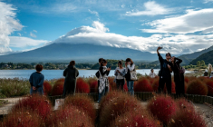 Des touristes prennent des photos devant le Mont Fuji, le 18 octobre 2025 à Fujikawaguchiko, au Japon ( AFP / Philip FONG )