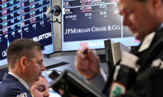 Des traders travaillent au poste de négociation de JP Morgan sur le parquet de la Bourse de New York
