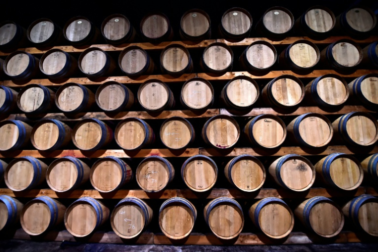 Dans ses outils, le vigneron dispose de nouvelles levures, sélectionnées sur des baies de raisin et permettant, en plus de transformer les sucres en alcool, de rapporter l'acidité perdue ( AFP / GEORGES GOBET )