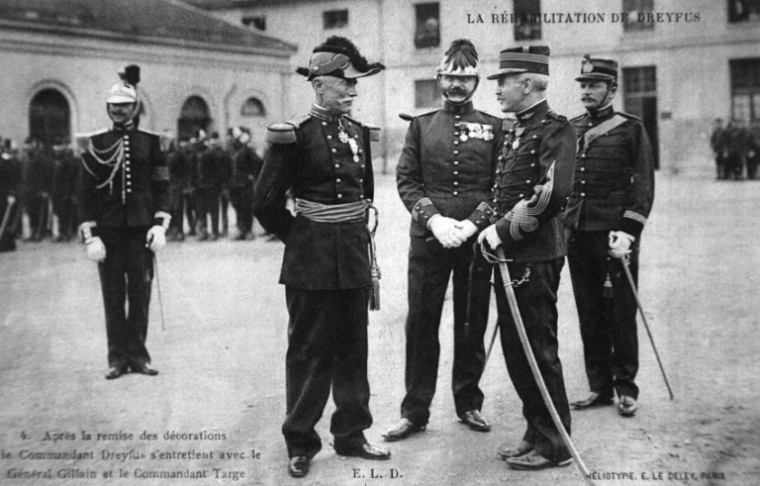 Alfred Dreyfus (2e d) à l'École militaire de Paris après avoir reçu la Légion d'honneur lors d'une cérémonie marquant sa réhabilitation, le 21 juillet 1906 ( AFP / - )
