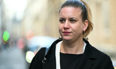 La cheffe de file des députés LFI, Mathilde Panot, devant  l'Hôtel Matignon après avoir participé à une réunion des dirigeants des partis sur le conflit en Iran, organisée par le Premier ministre, Paris, le 11 mars 2026 ( AFP / Bertrand GUAY )