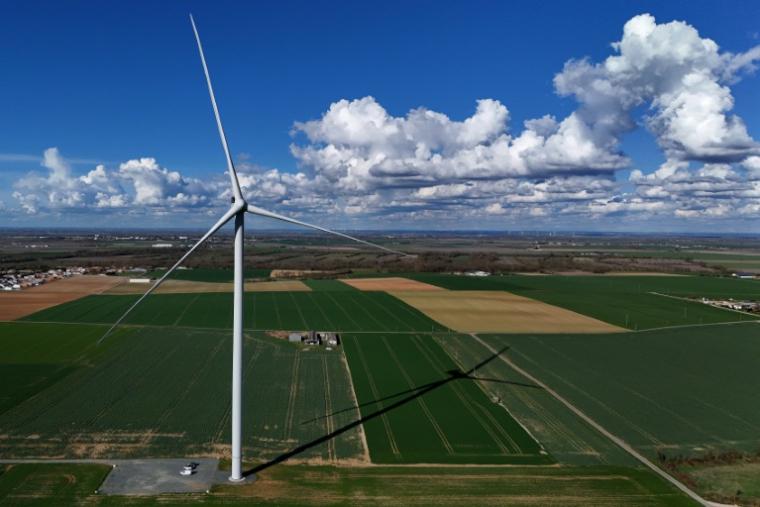 Une éolienne à Andilly-les-Marais, près de La Rochelle, le 10 mars 2025 ( AFP / Christophe ARCHAMBAULT )