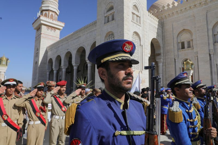 Des gardes d'honneur et des cadets militaires participent à un cortège funèbre pour les combattants Houthies tués lors des frappes menées par les États-Unis, à Sanaa, au Yémen