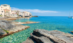La Haute-Corse subjugue par ses paysages vertigineux, ces plages de sable blanc, un site hors norme. (© Shutterstock)