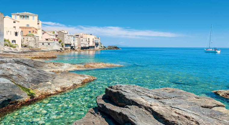 La Haute-Corse subjugue par ses paysages vertigineux, ces plages de sable blanc, un site hors norme. (© Shutterstock)