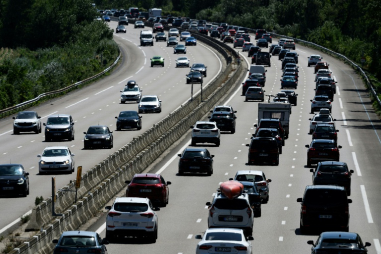 Embouteillage sur l'autoroute A7, lors d'un week-end de départs en vacances, le 2 août 2025 près de Pont-de-l'Isère, dans la Drôme ( AFP / JEAN-PHILIPPE KSIAZEK )