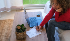 Près d'un quart des Françaises sont partantes pour l'aventure entrepreneuriale : mais à quelles conditions ? (Crédits photo : Adobe Stock)