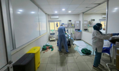HDes soignants s'occupent d'un patient dans une salle jonchée de débris après une frappe israélienne qui a touché les environs de l'hôpital à Tyr, dans le sud du Liban, le 1er juin 2026 ( AFP / KAWNAT HAJU )