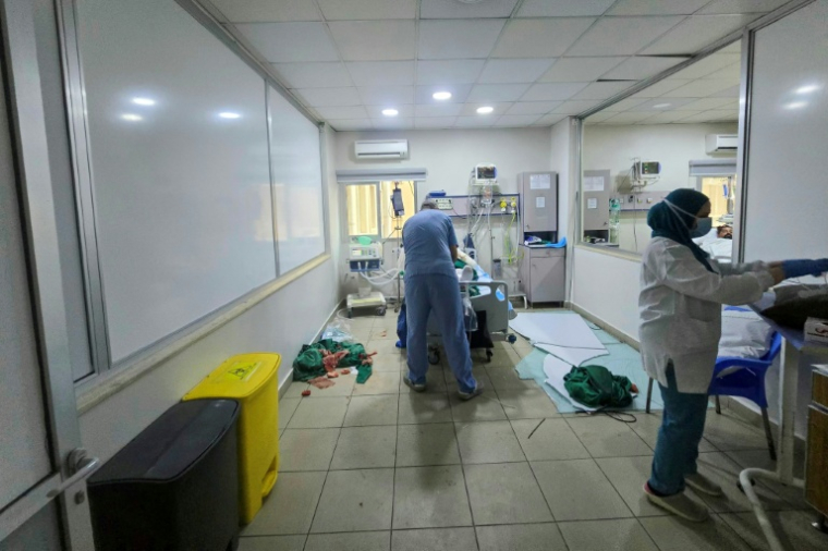HDes soignants s'occupent d'un patient dans une salle jonchée de débris après une frappe israélienne qui a touché les environs de l'hôpital à Tyr, dans le sud du Liban, le 1er juin 2026 ( AFP / KAWNAT HAJU )
