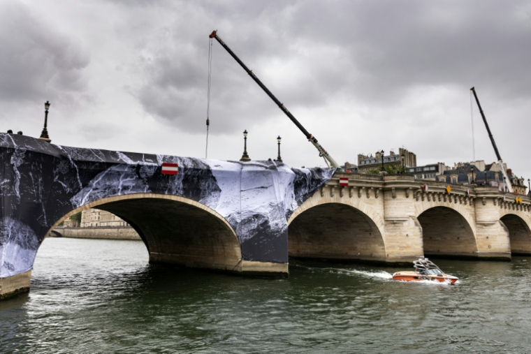 Le Pont Neuf en voie de transformation en "caverne" par l'artiste français JR, le 13 mai 2026 à Paris  ( AFP / Joel Saget )