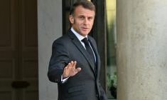 Le président Emmanuel Macron sur le perron de l'Elysée, le 17 octobre 2025 à Paris ( AFP / Bertrand GUAY )