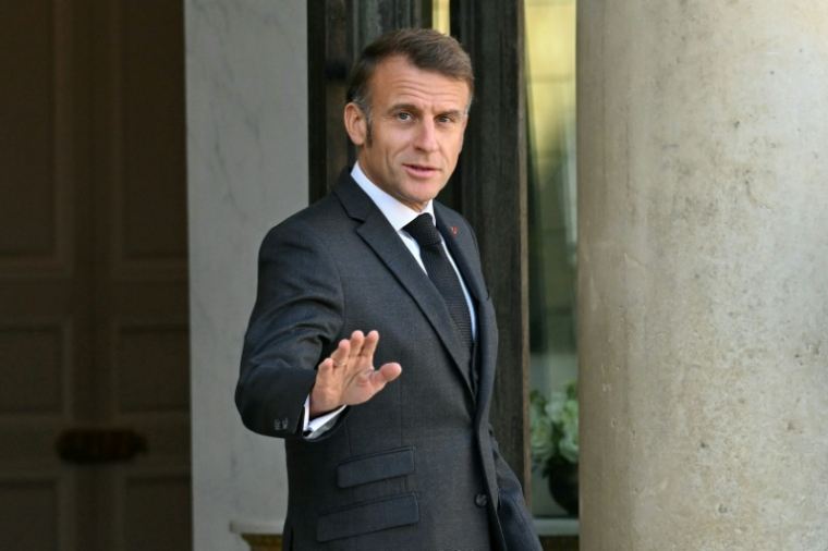 Le président Emmanuel Macron sur le perron de l'Elysée, le 17 octobre 2025 à Paris ( AFP / Bertrand GUAY )